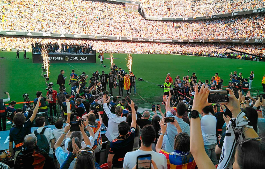La Copa entra a Mestalla en estado de éxtasis. Foto @semvalencia