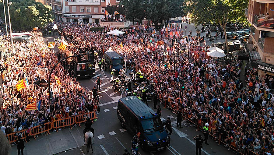 La afición llena Mestalla y la ciudad vive un día histórico. 