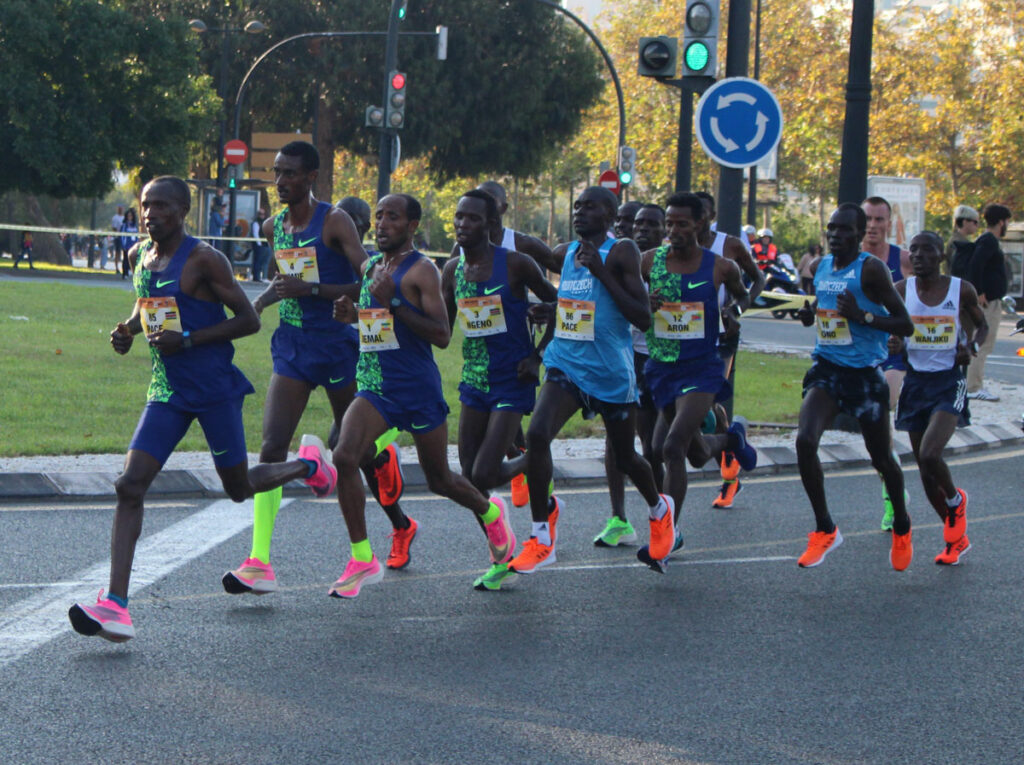 El Medio Maratón Valencia, cabeza de carrera km 8 - Foto @josesuay