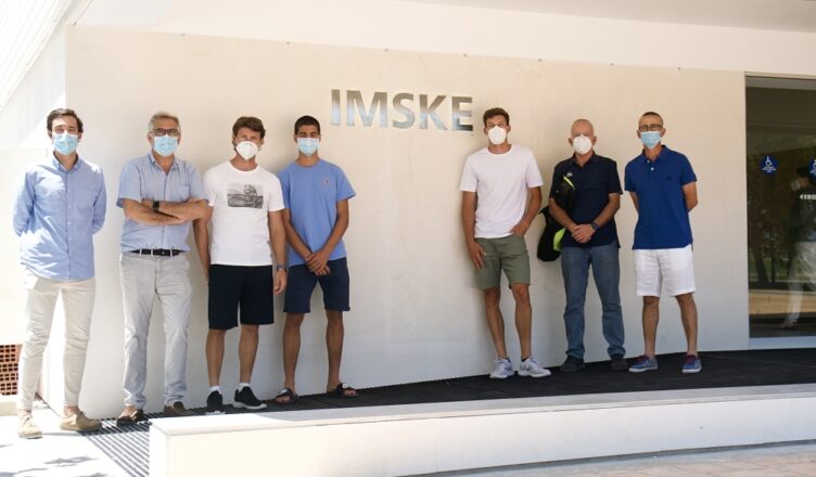 Los tenistas Juan Carlos Ferrero, Pablo Carreño y Carlos Alcaraz visitan las instalaciones de IMSKE
