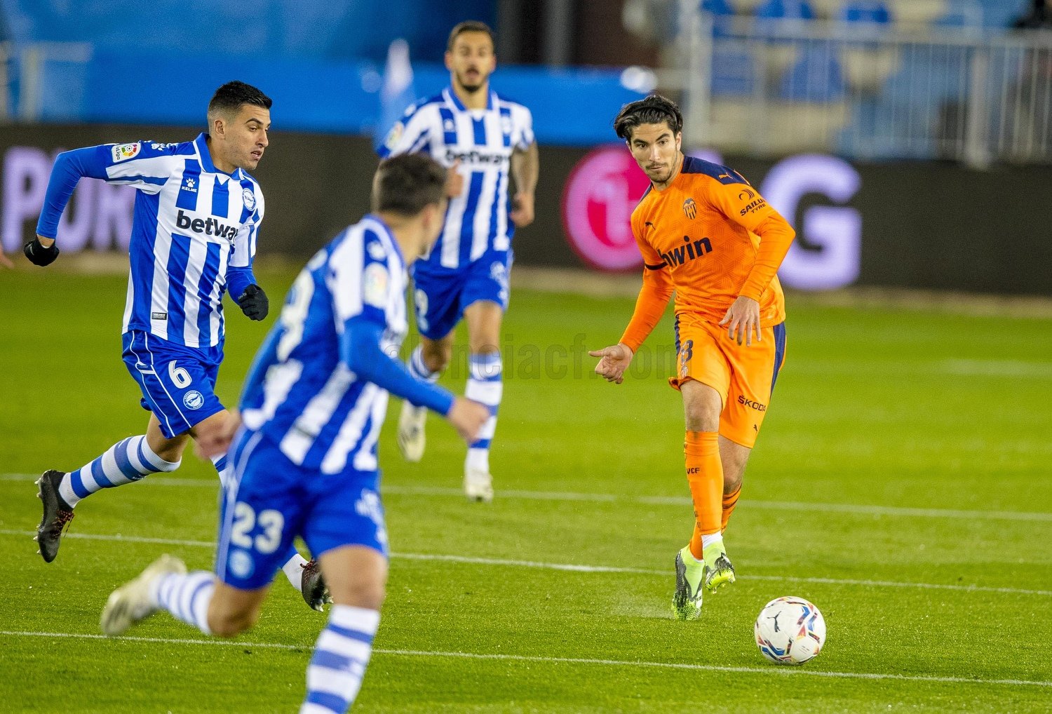 El Valencia acaricia la remontada ante el Alavés (2-2) ️【SempreValencia ...