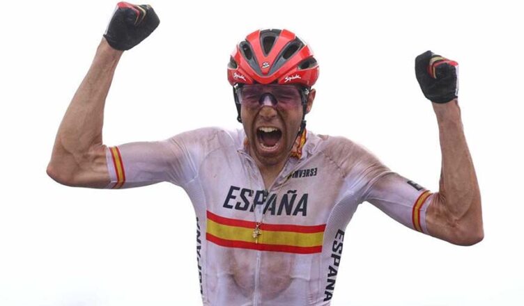 DAVID VALERO. El ciclista se llevó la segunda medalla olímpica para España en los Juegos Olímpicos de Tokio, dando la sorpresa con una remontada desde el puesto número 35 para completar el podio al lado del británico Thomas Pidcock, y el suizo Mathias Flueckinger.