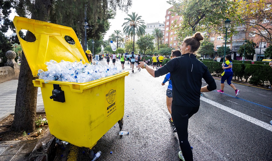 Los corredores depositan las botellas de plástico en los contenedores habilitados para reciclar/ Foro: Maratón Valencia 