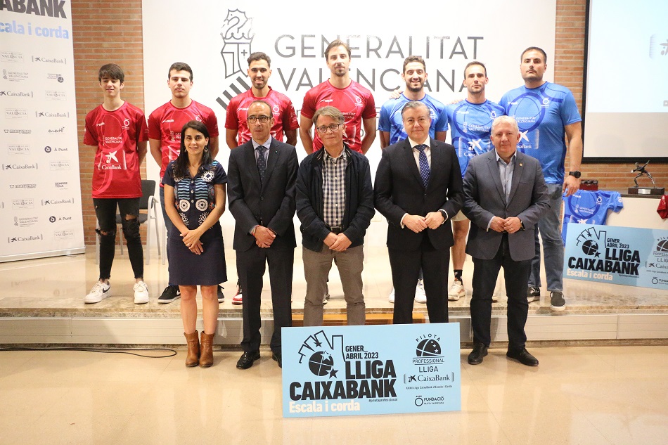 Foto de familia con los finalistas junto a las autoridades.