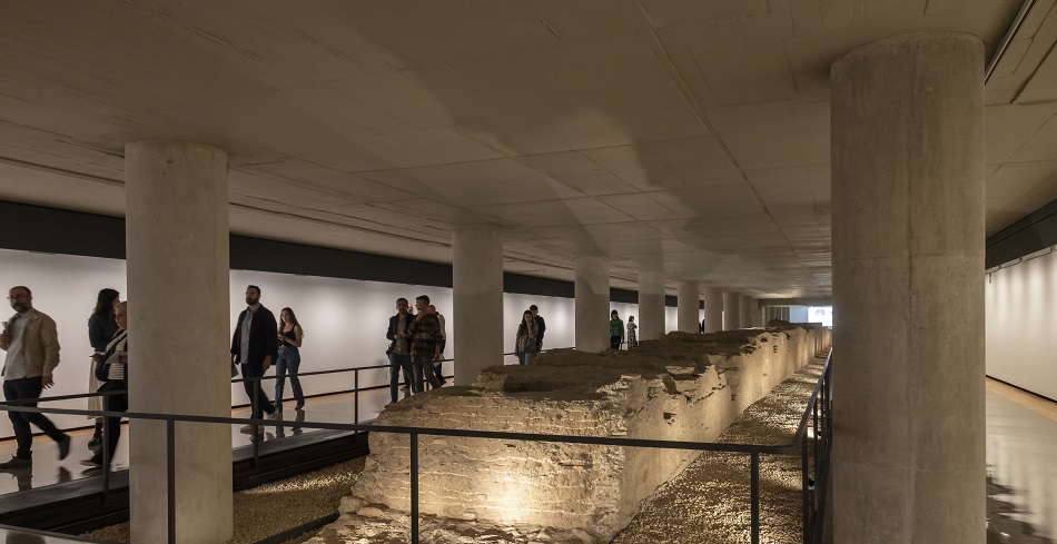 El IVAM presenta la restauración integral de la muralla y la intervención arquitectónica de la Sala Pinazo La directora adjunta del IVAM, Sonia Martínez, acompañada de Sergio Estruch y Laura Mantecón, arquitectos del equipo de El Fabricante de Espheras, junto con el arqueólogo José Ferrandis, presentan a los medios la intervención de conservación preventiva y de restauración integral del tramo de la muralla medieval conservada en el IVAM y las intervenciones arquitectónicas de la sala. Fotografías Miguel Lorenzo