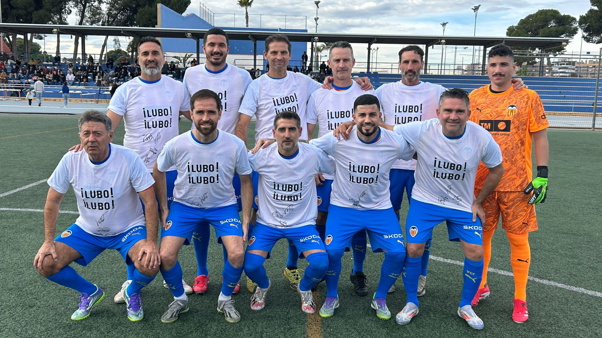 BUFANDA DE FUTBOL OFICIAL DEL C.D BADAJOZ CON COLORES ROJO Y